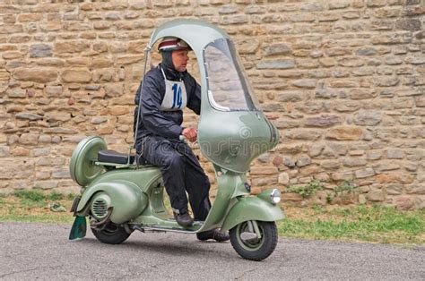 Vespa De La Vespa Del Vintage Con El Top Duro Imagen De Archivo