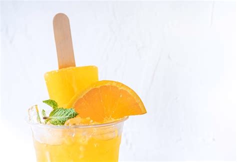 Suco De Laranja Fresco Em Cubinhos De Vidro Gelo E Uma Fatia De