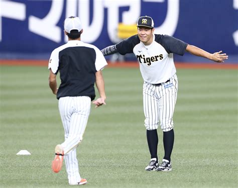 スポニチtigersフォト On Twitter 熊谷敬宥 選手にお茶目な挨拶をする 佐藤輝明 選手。