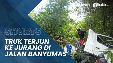 Diduga Rem Blong Sebuah Truk Bermuatan Besi Balok Terjun Ke Jurang Di