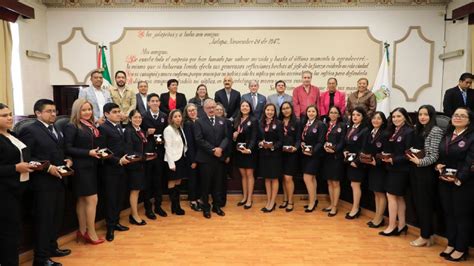 Reconoce Cabildo a alumnos xalapeños destacados de la Normal