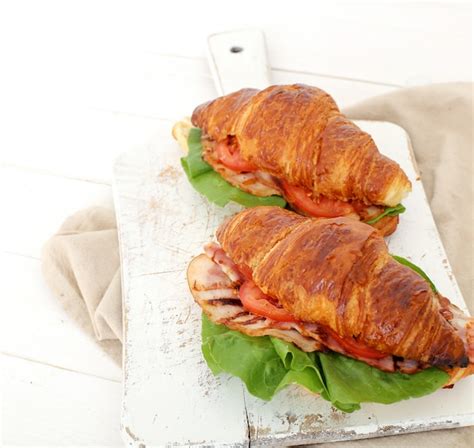 Free Photo Vegetable Croissant Sandwich