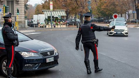 Comiso Non Ha La Patente E Fugge A Posto Di Blocco Dei Carabinieri Comiso