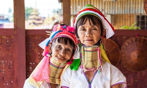 Frauen Von Kayan Stamm Am Inle See Redaktionelles Foto Bild Von Leute