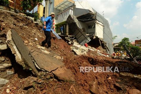 Longsor Di Perumahan Kalisari Akibat Curah Hujan Tinggi Republika Online