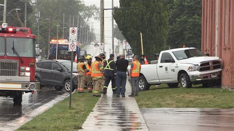 Two-vehicle crash sends truck into side of building - thelondonpress.uk