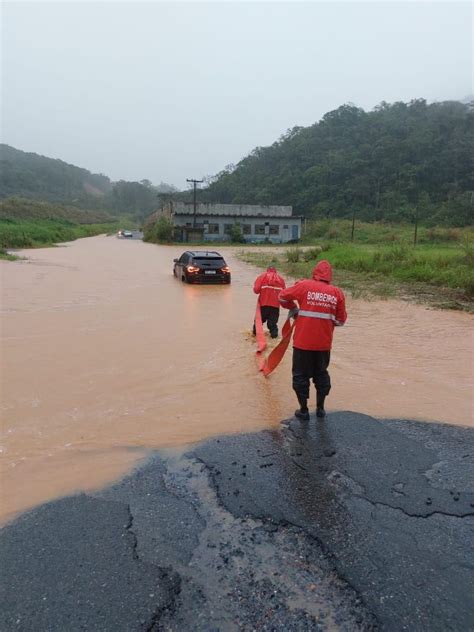 Queda de barreiras alagamentos e interdições órgãos alertam para