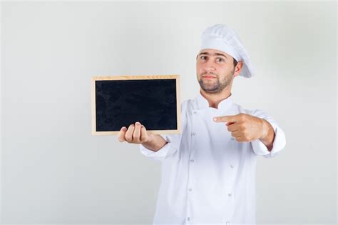 Chef Masculino Apontando O Dedo Para A Lousa Em Uniforme Branco E