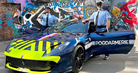 Une Ferrari Aux Couleurs De La Gendarmerie Fait Sensation Aux Heures