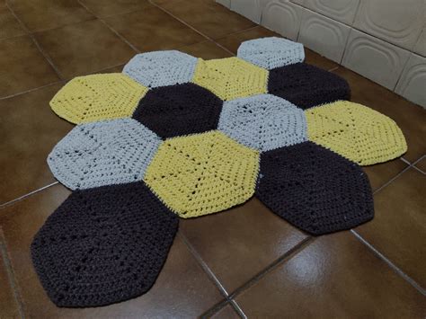 Tapete Hexagonal de Sala em Crochê preto Amarelo e Cinza ta