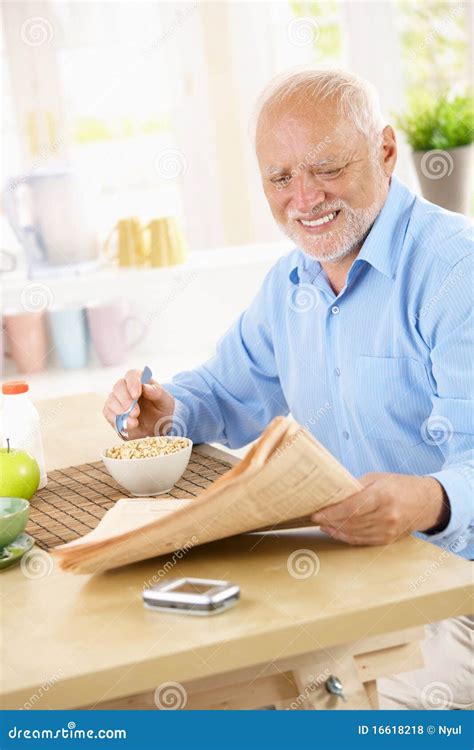 Papeles De La Lectura Del Hombre Mayor En El Desayuno Foto De Archivo