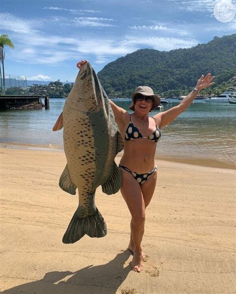 Aos 64 anos Cissa Guimarães posa de biquíni fãs em praia no Rio