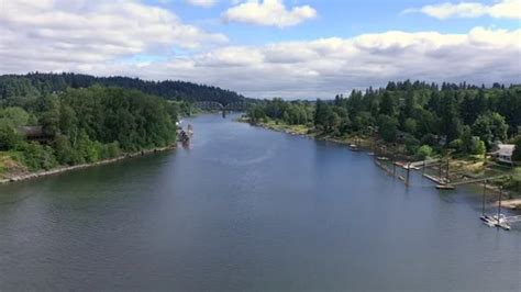 Dolly Forward Over Willammette River Sho Stock Video Pond