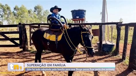 Família adapta sítio para acessibilidade de menino malformação na