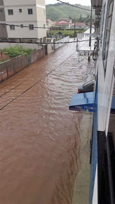 Forte Chuva Derruba Rvores E Alaga Ruas Em Santa Rita Do Sapuca Mg