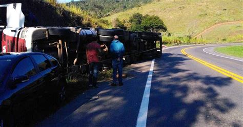 Carreta Tomba Na BR 116 Em Leopoldina