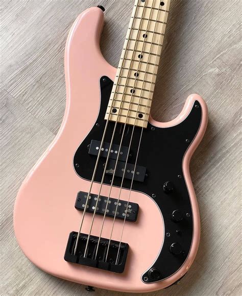 Bass Guitar Panosundaki Pin