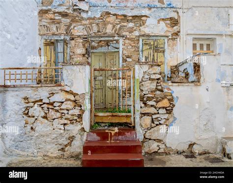 Casa Descontrolada Una Vista Frontal De Una Antigua Casa Abandonada