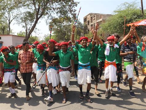 लोक संस्कृति की झलक देखने गुजरात से भी आए लोग गन्ना लेकर ढोल मांदल की थाप पर थिरके People