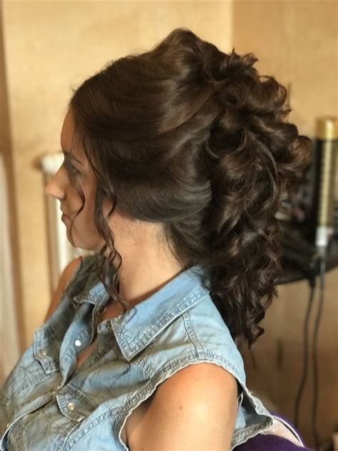 coiffure longue bouclée attachée en haut de la tête Party Hairstyles