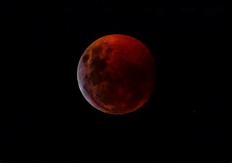 Oggi l Eclissi la Luna diventerà rossa a che ora e dove vedere lo