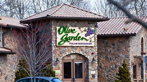 Darden Restaurants shares plunge on CEO retirement plans, weaker-than ...