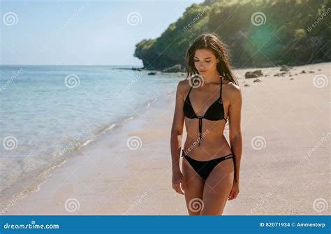 Giovane Donna Attraente In Bikini Che Cammina Sulla Spiaggia Fotografia