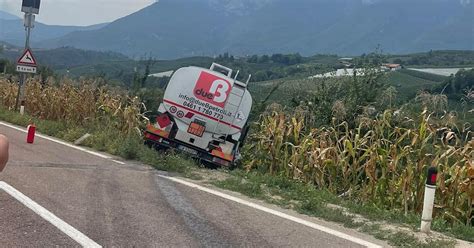 Autobotte Colpisce Macchina E Si Schianta Contro Una Casa Grave L Autista