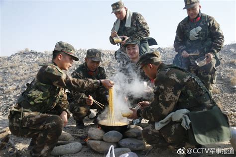 一路征程一路战歌 直击武警新兵野营拉练最前沿 野营拉练 新兵 陆文凯 新浪新闻