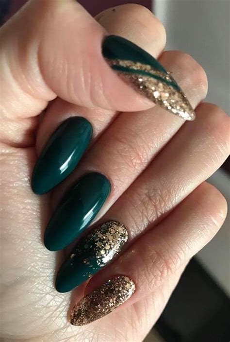 Green And Gold Christmas Nails To Help You Shine This Holiday Season