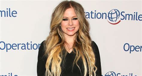 Avril Lavigne heats up Instagram in sizzling bikini photos