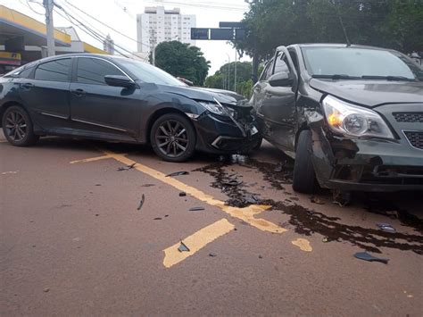 Motorista Fura Sinal Vermelho E Provoca Acidente Na Afonso Pena