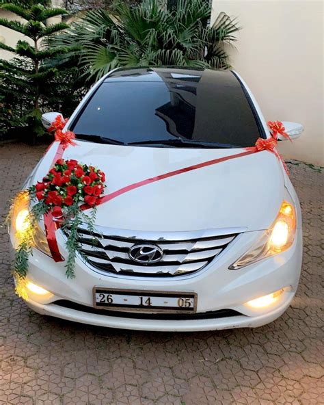 20+ Best Wedding Car Decoration Ideas With Flowers & Ribbon (2022)