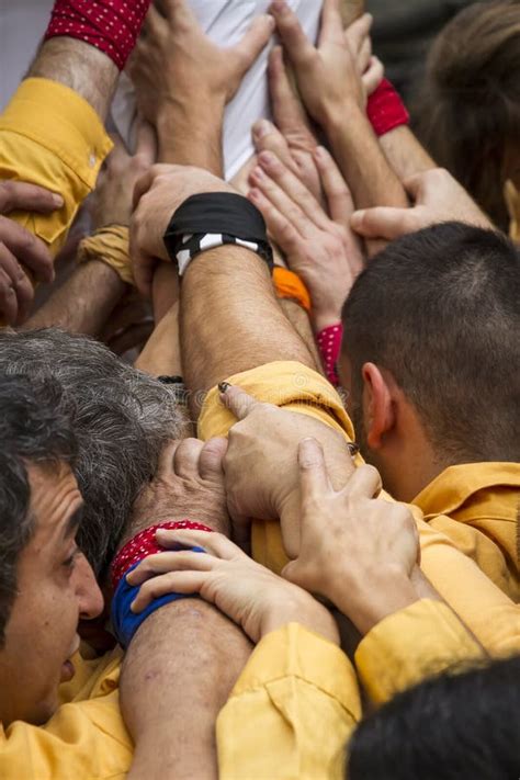 Castellers Hace Un Castell O Una Torre Humana Típica En Cataluña Foto