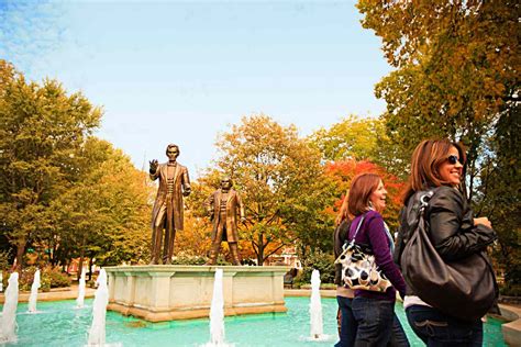 Take a Scenic Drive Along the Illinois River Road