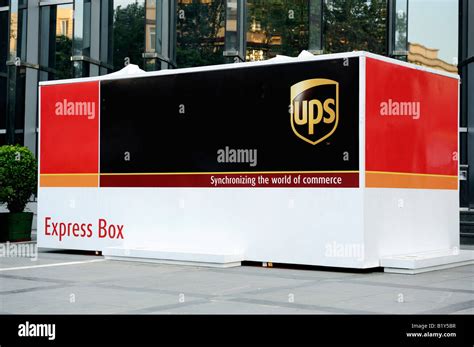 Ups Express Box Hi Res Stock Photography And Images Alamy