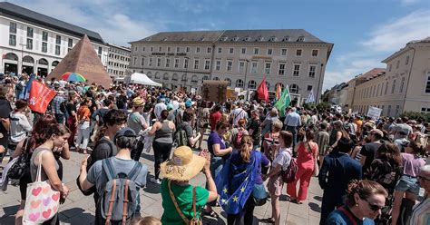 Lauter Protest Personen Demonstrieren Gegen Afd In Karlsruhe