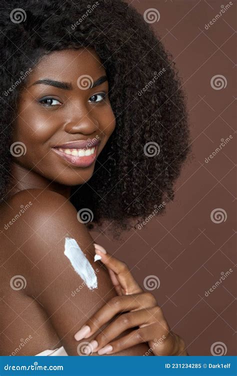 Sorrindo Feliz Jovem Afro Americana Aplicando Creme No Corpo Conceito