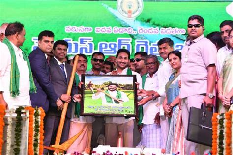 Jagan Releases Rs 2204 Cr For YSR Rythu Bharosa Telugu360