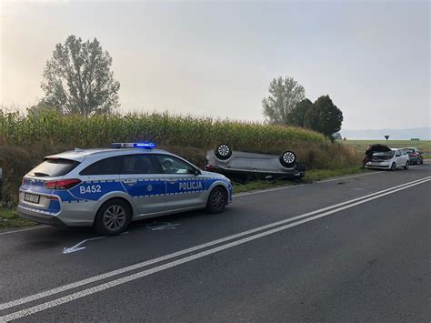 Poważny wypadek na drodze Świdnica Burkatów Jedno z aut dachowało