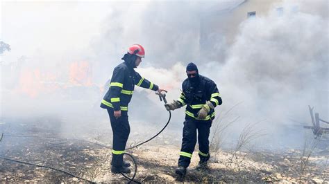 Potresni Prizori Iz Dalmacije Mje Tani Od Po Ara Bje E Uz Svoje Konje