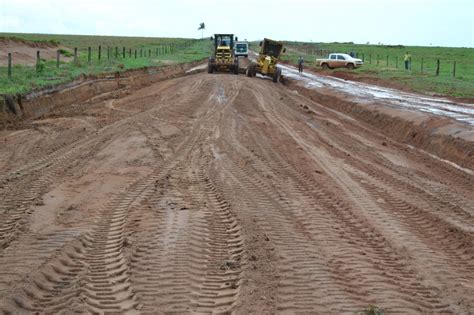 Infraestrutura Realiza Levantamento E Cascalhamento De Estrada