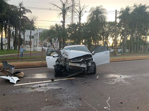 Carro bate em poste na Zahran e provoca queda da rede de energia vídeo