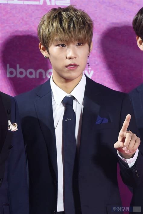 워너원 박우진 카리스마 넘치는 눈빛 서울가요대상 한국경제