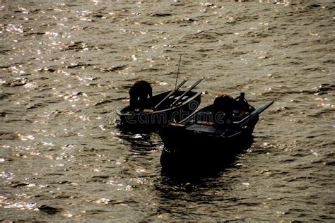 Barco De La Silueta En El Oc Ano Foto De Archivo Imagen De Agua