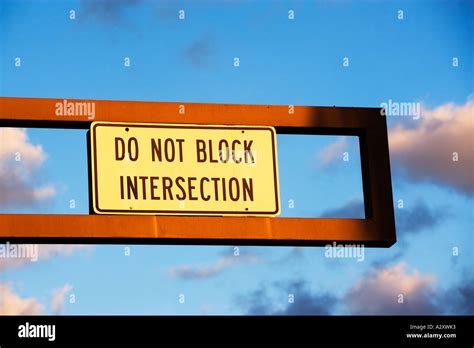 DO NOT BLOCK INTERSECTION SIGN Stock Photo - Alamy