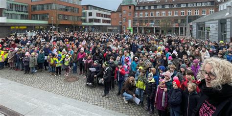 1000 Schüler innen Lehrer innen und Gerrit Braun setzen ein Zeichen