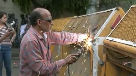 Delhi Police Welds Together Barricades After Farmers Break Through Them