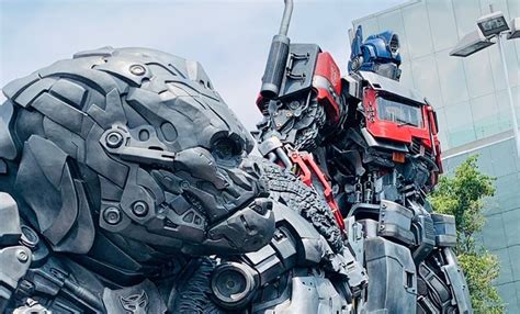 Optimus Prime Y Optimus Primal Invaden La Cdmx A D As Del Estreno De