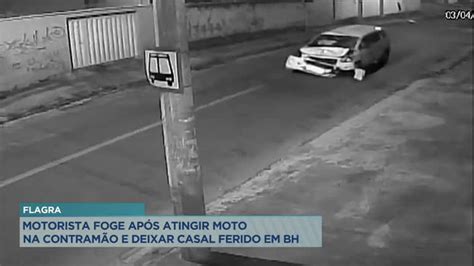 Motorista foge após atingir moto na contramão e deixar casal ferido em